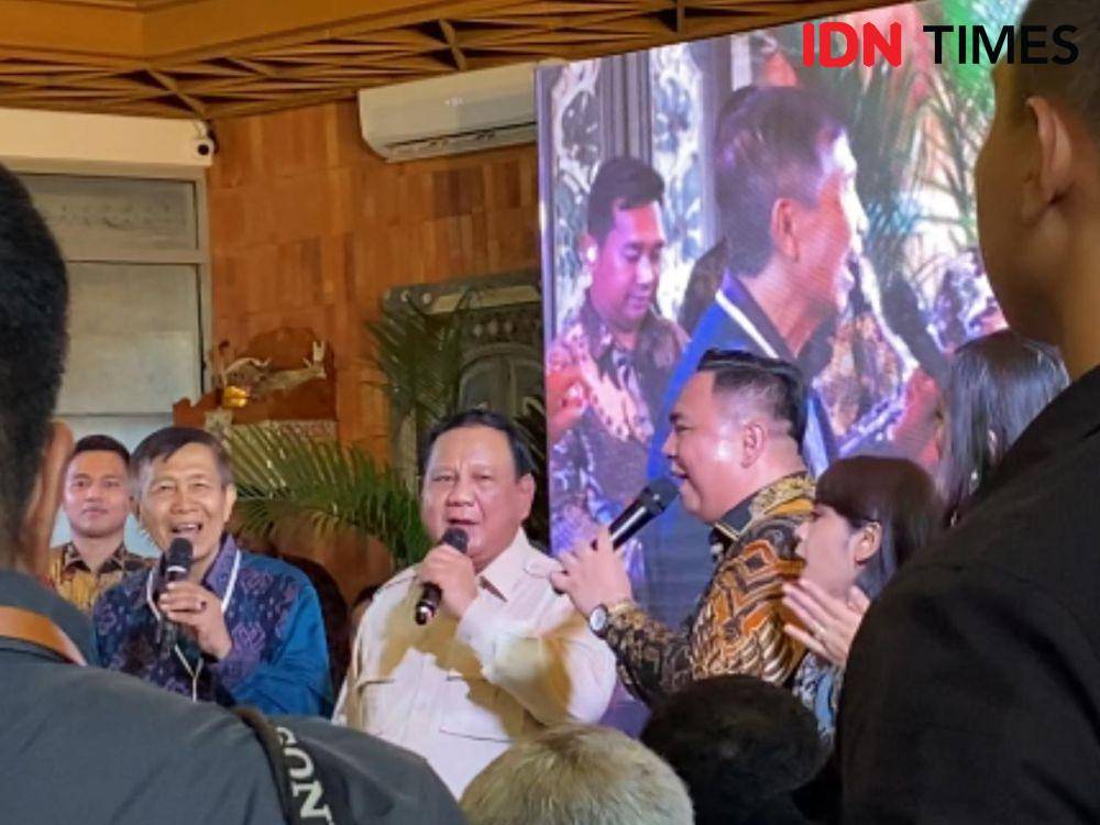Prabowo bernyanyi dengan politisi lainnya. (IDN Times/Yuko Utami)
