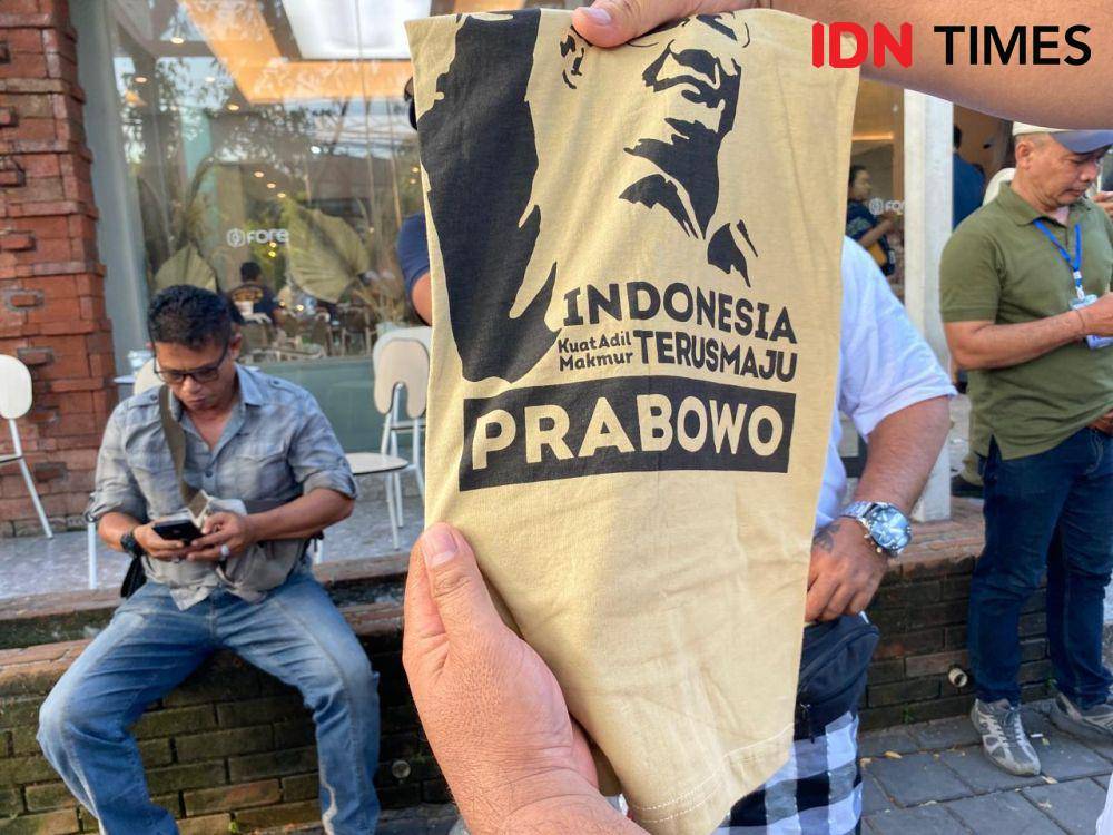 Seorang simpatisan menunjukkan baju kaos bergambar Prabowo. (IDN Times/Yuko Utami)