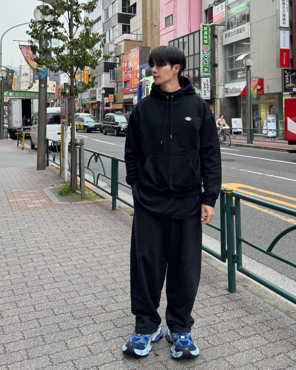 padu padan hoodie ala Zeepruk Panich (instagram.com/zeepruk)