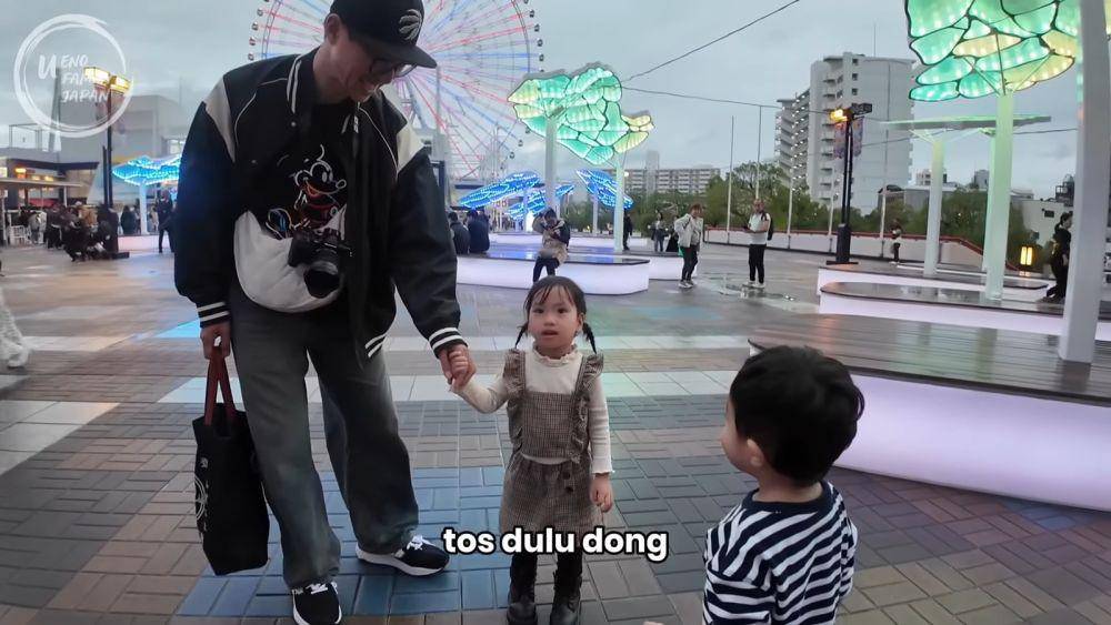 potret Abe Cekut main bareng Ritsuki dan Natsuki (youtube.com/ueno_family)
