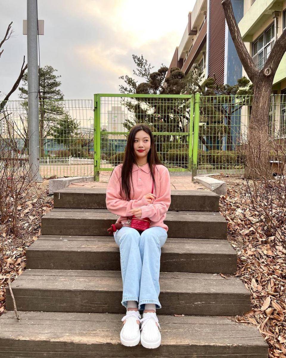 casual outfit tema soft pink ala Joy Red Velvet (instagram.com/_imyour_joy)