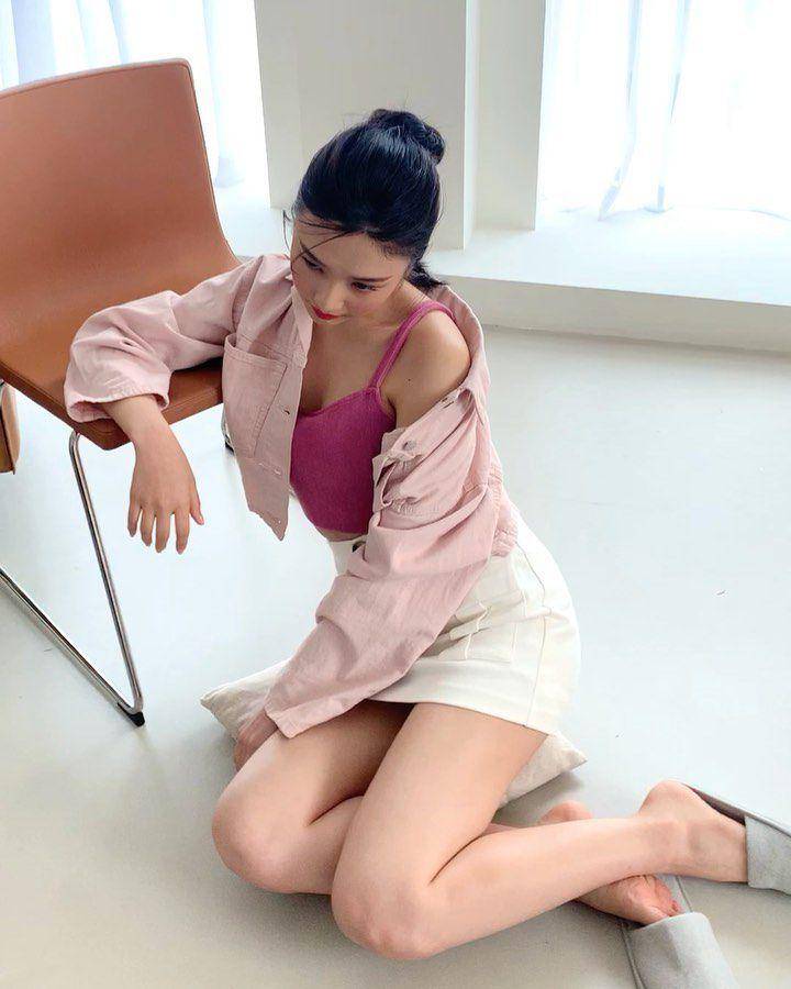casual outfit tema soft pink ala Joy Red Velvet (instagram.com/_imyour_joy)