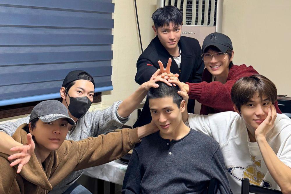 7 Potret Jaehyun NCT Berangkat Wamil, Dianter Member Rame-rame!