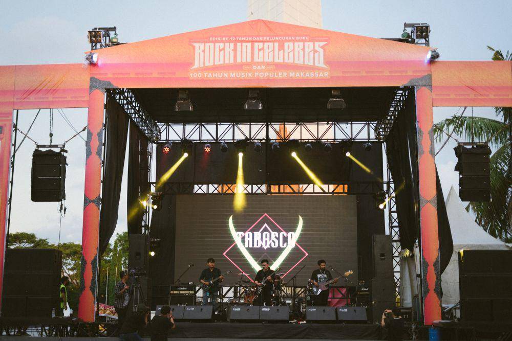 Penampilan band asal Makassar yakni Tabasco dalam festival musik Rock in Celebes edisi 2021. (Dok. Artefact.id)