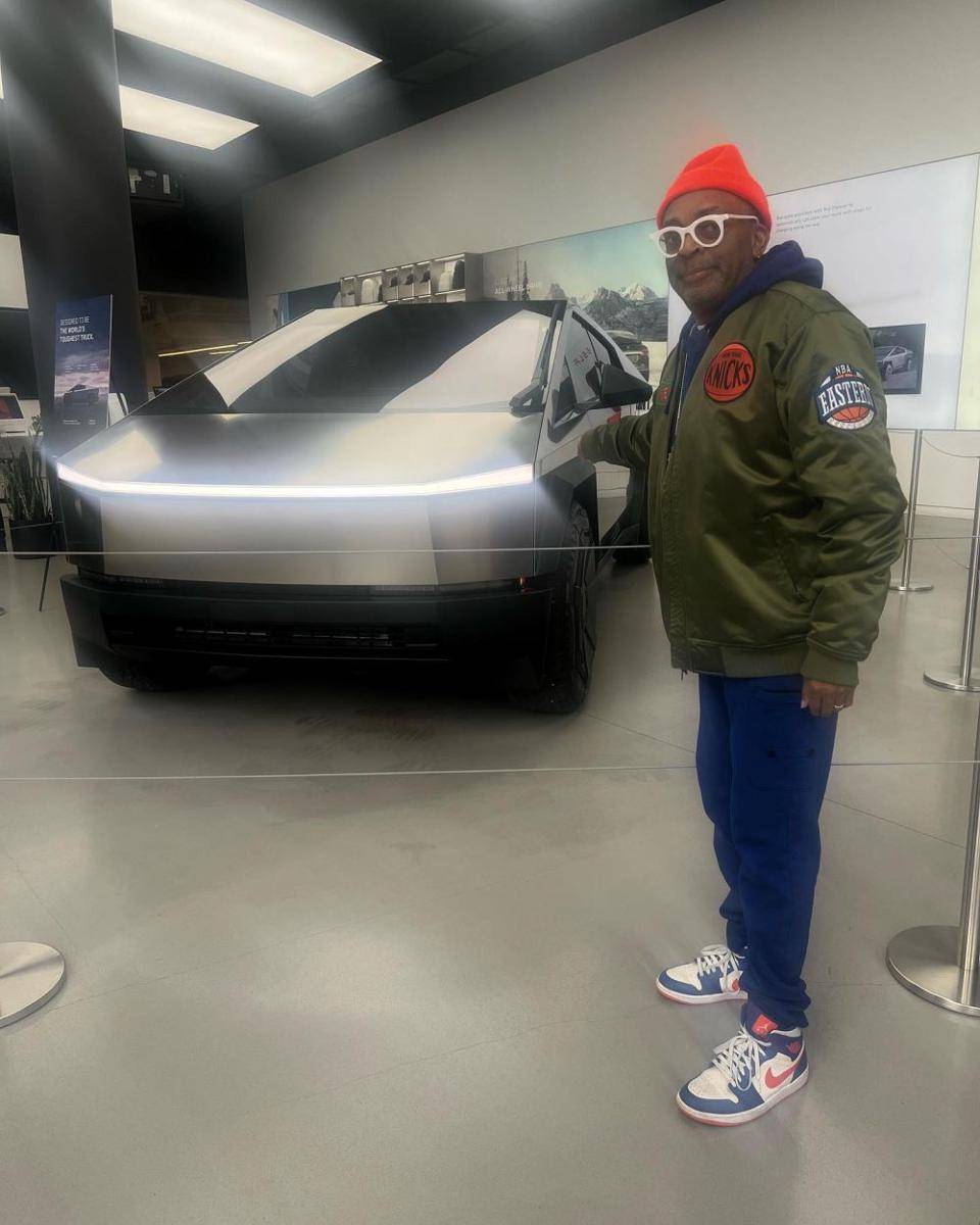 potret artis punya Tesla Cybertruck (instagram.com/officialspikelee)
