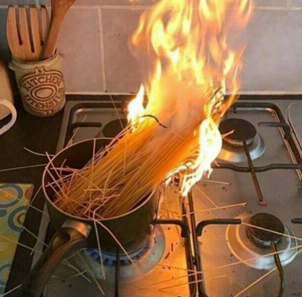 momen lucu saat masak spageti (reddit.com/clarabuimaker)