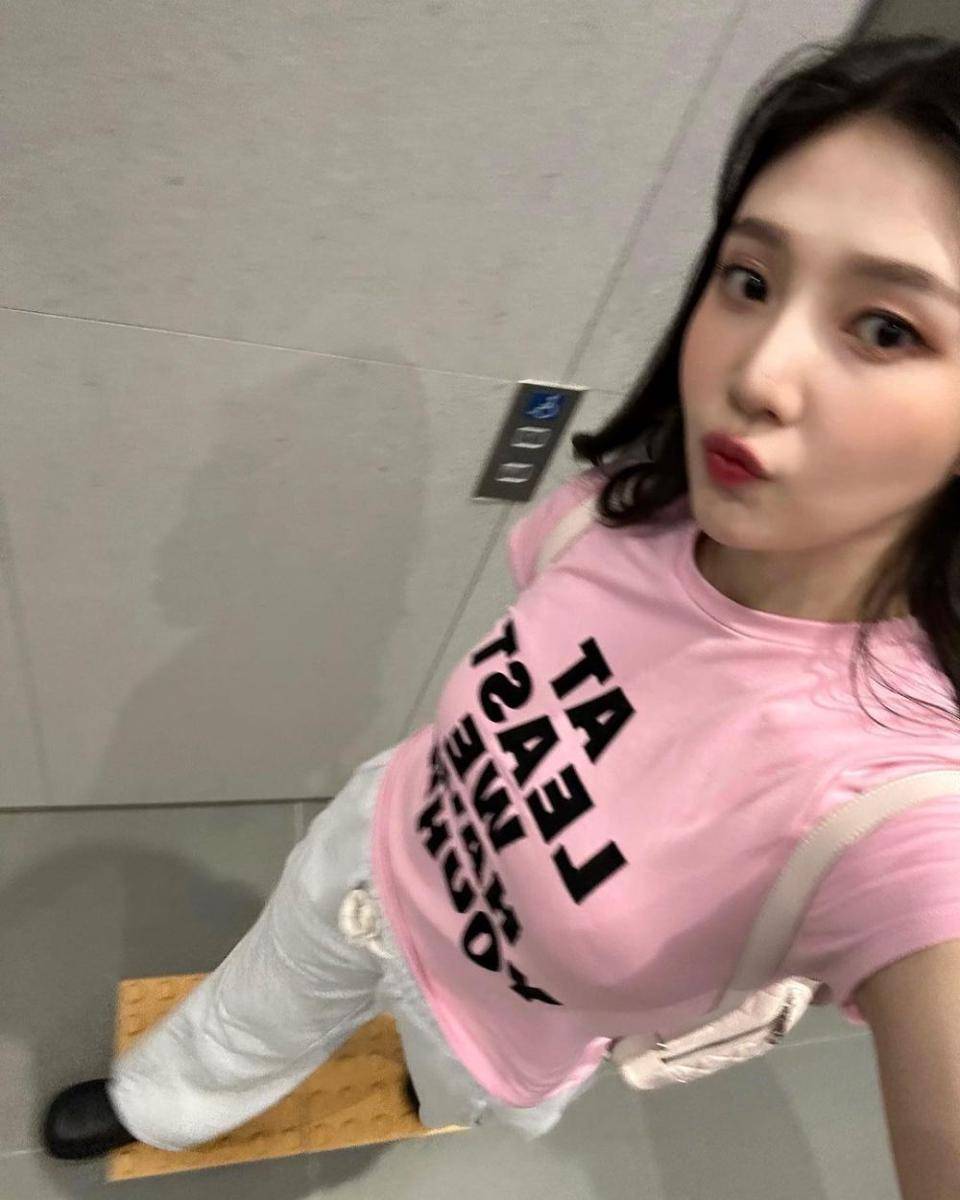 casual outfit tema soft pink ala Joy Red Velvet (instagram.com/_imyour_joy)