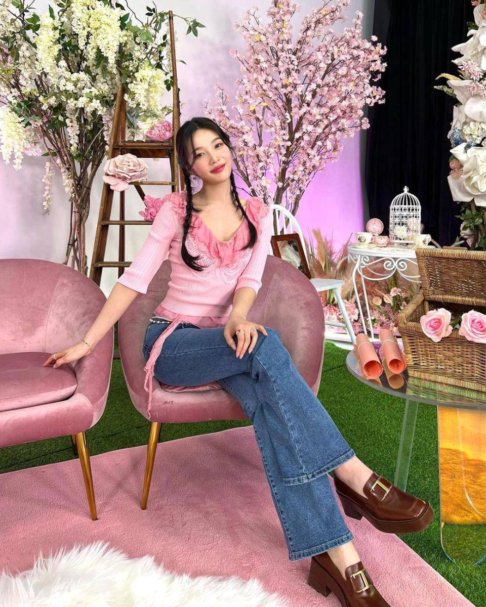 casual outfit tema soft pink ala Joy Red Velvet (instagram.com/_imyour_joy)
