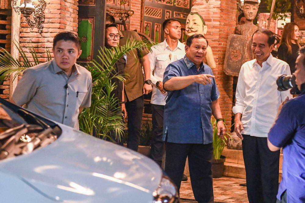 Presiden Prabowo Subianto (kedua kanan) berbincang dengan Presiden RI ketujuh Joko Widodo (kanan) usai makan malam bersama di Solo, Jawa Tengah, Minggu (3/11/2024). (ANTARA FOTO/Galih Pradipta)