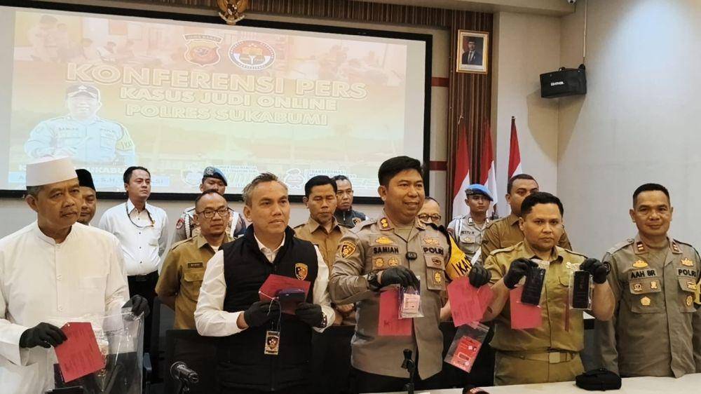 Polisi saat menunjukkan barang bukti promosi judol (IDN Times/Fatimah)