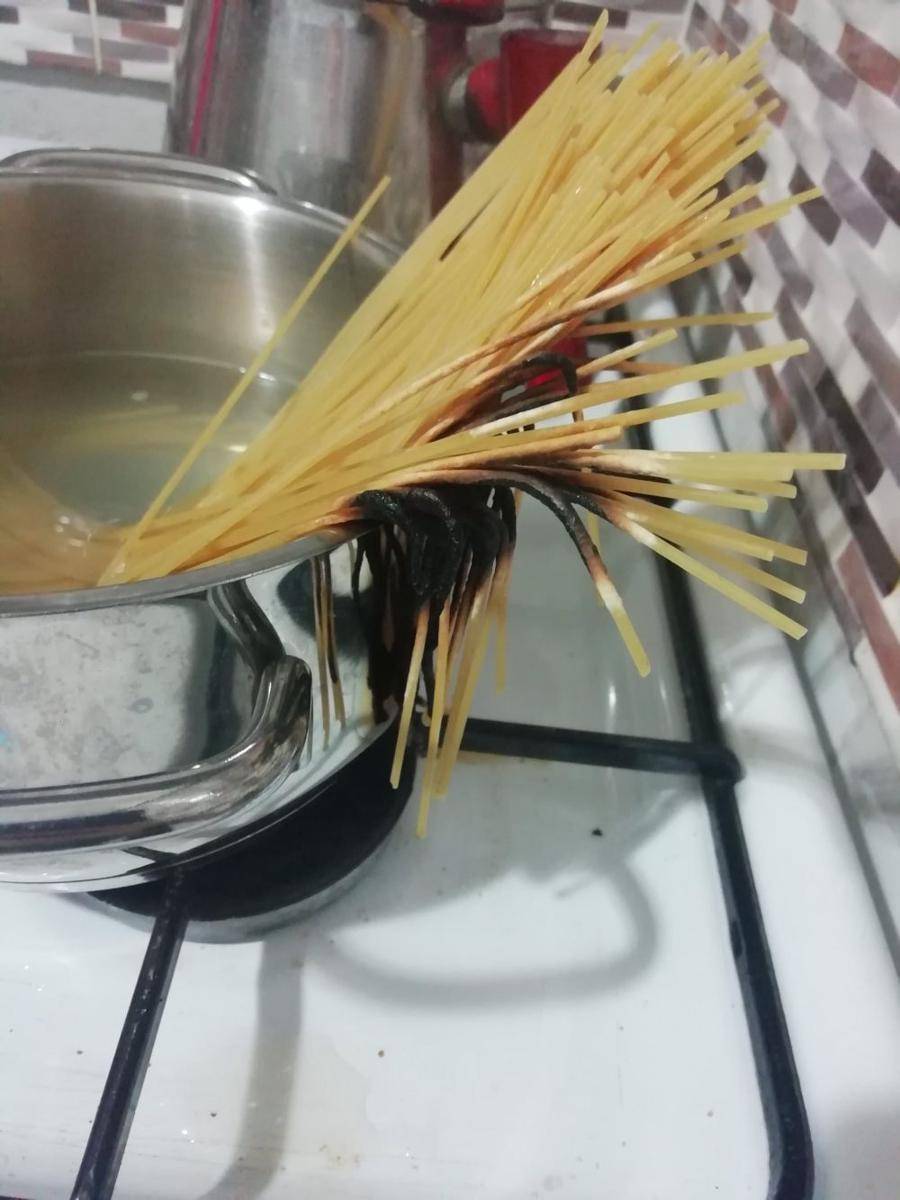 momen lucu saat masak spageti (reddit.com/yodausta)