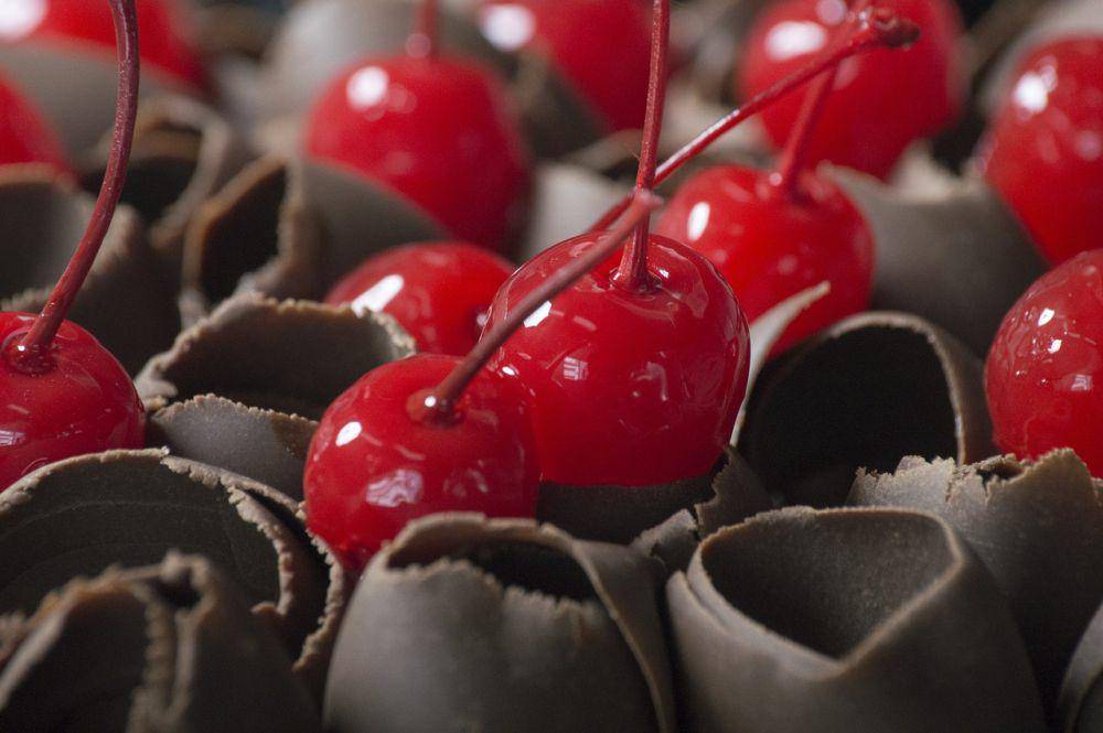 ilustrasi kue dengan ceri (pixabay.com/Fernando Villalobos)