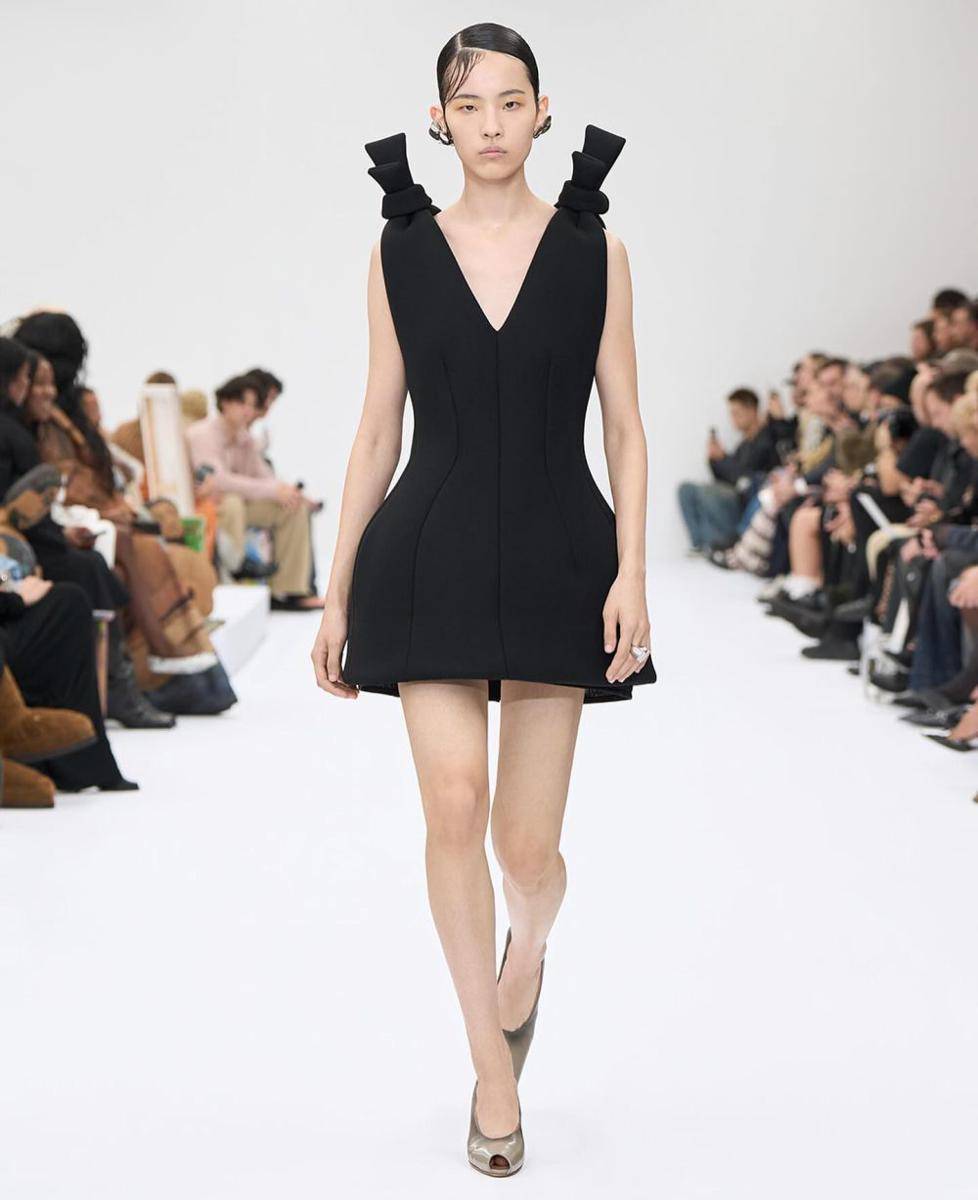 koleksi Acne Studios di SS25 Paris Fashion Week (instagram.com/acnestudios)