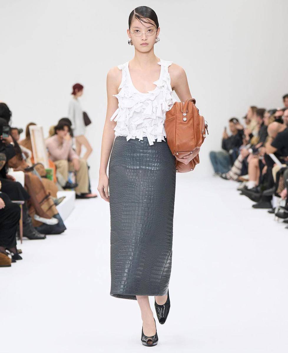 koleksi Acne Studios di SS25 Paris Fashion Week (instagram.com/acnestudios)