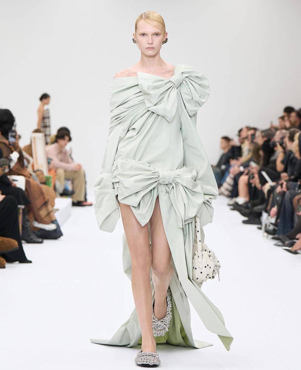 koleksi Acne Studios di SS25 Paris Fashion Week (instagram.com/acnestudios)