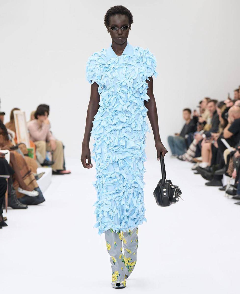 koleksi Acne Studios di SS25 Paris Fashion Week (instagram.com/acnestudios)