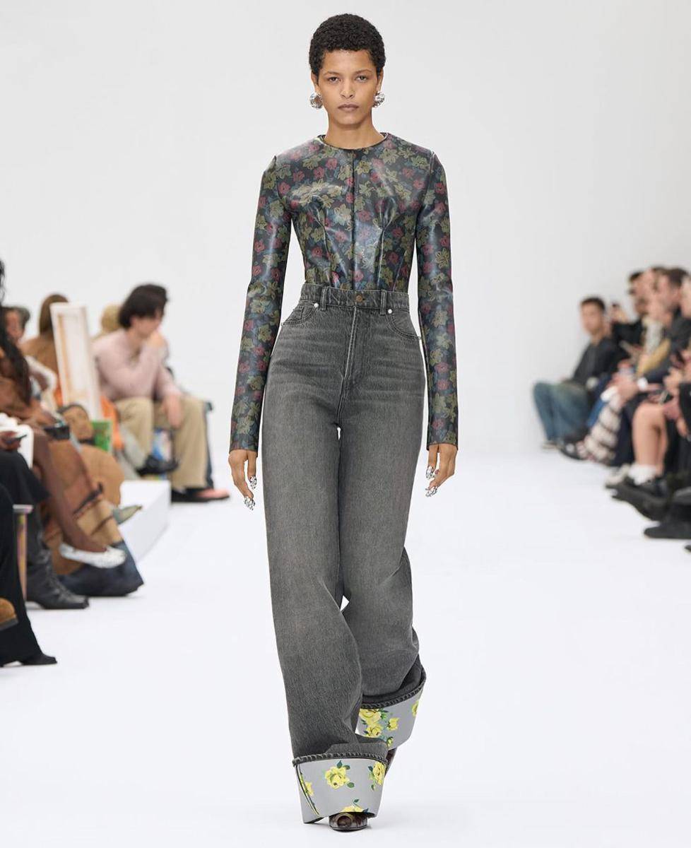 koleksi Acne Studios di SS25 Paris Fashion Week (instagram.com/acnestudios)
