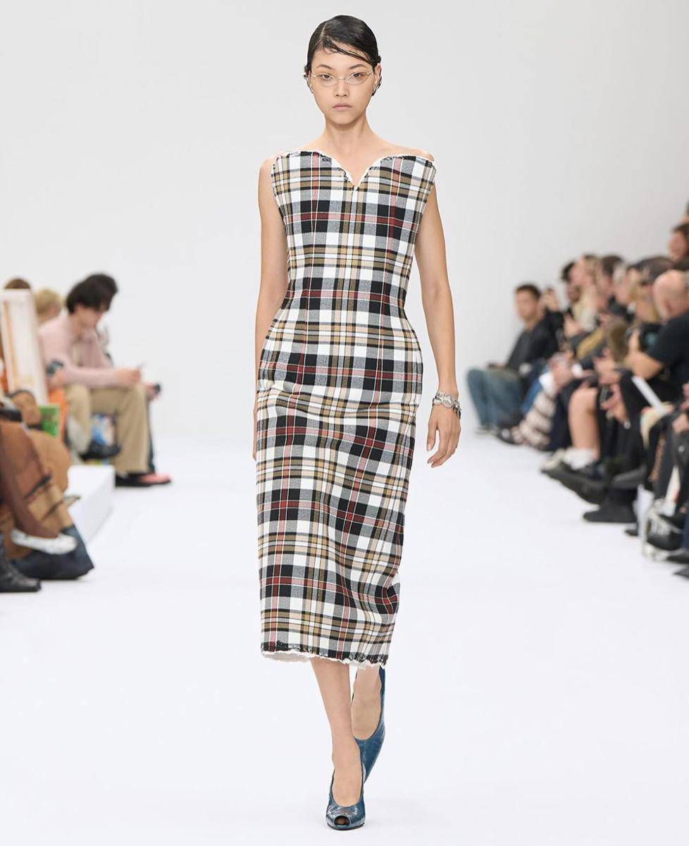 koleksi Acne Studios di SS25 Paris Fashion Week (instagram.com/acnestudios)