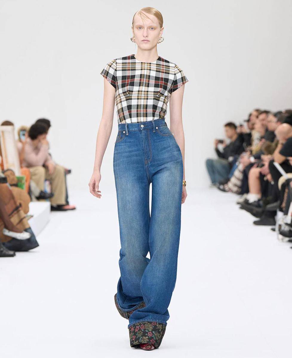 koleksi Acne Studios di SS25 Paris Fashion Week (instagram.com/acnestudios)