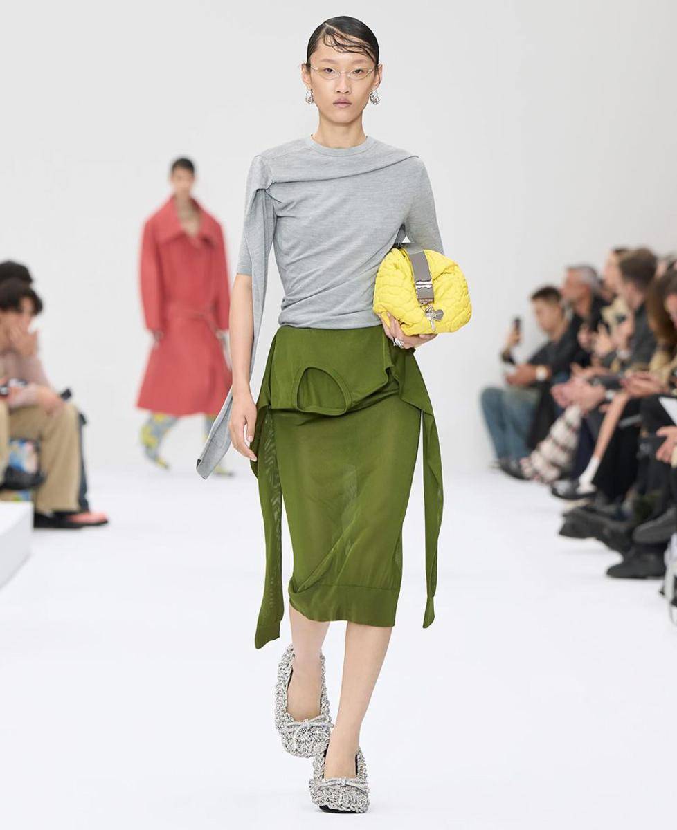 koleksi Acne Studios di SS25 Paris Fashion Week (instagram.com/acnestudios)