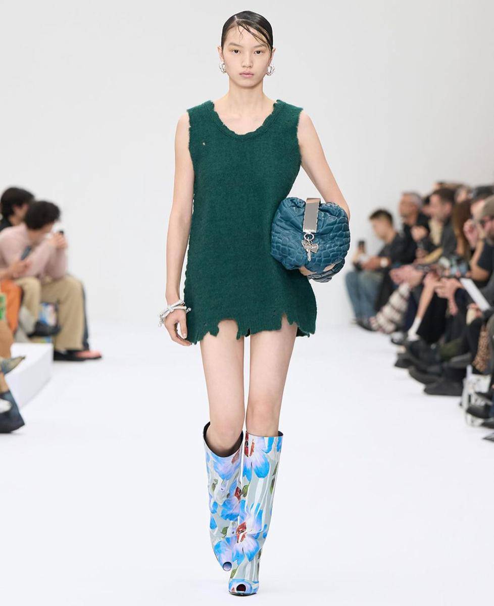 koleksi Acne Studios di SS25 Paris Fashion Week (instagram.com/acnestudios)
