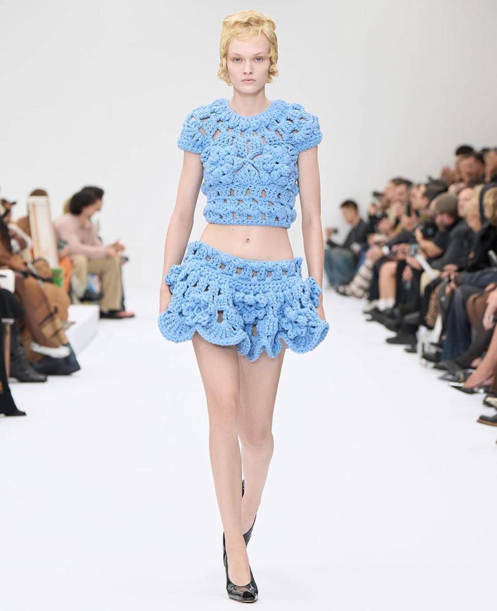 koleksi Acne Studios di SS25 Paris Fashion Week (instagram.com/acnestudios)