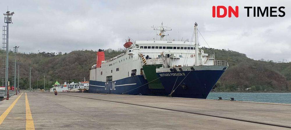 KM Mutiara Persada III saat sandar di Pelabuhan Gili Mas Lombok Barat. (IDN Times/Muhammad Nasir)