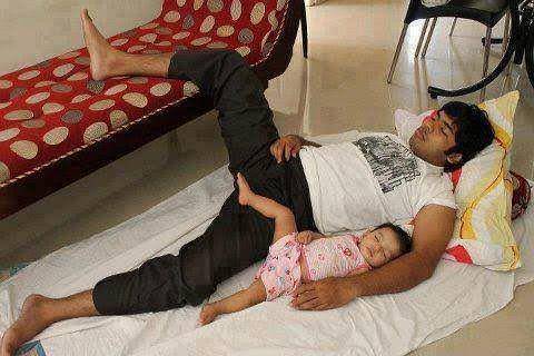 foto lucu bapak jagain bayi tidur (x.com/_MakdShelby)