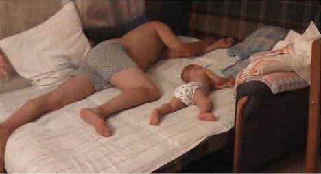 foto lucu bapak jagain bayi tidur (x.com/_MakdShelby)