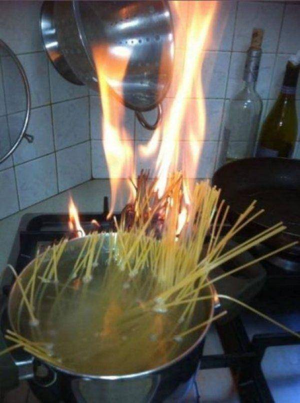 momen lucu saat masak spageti (x.com/clarabuimaker)