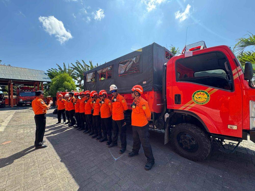 Personel yang dikerahkan untuk evakuasi korban. (Dok SAR Maumere)
