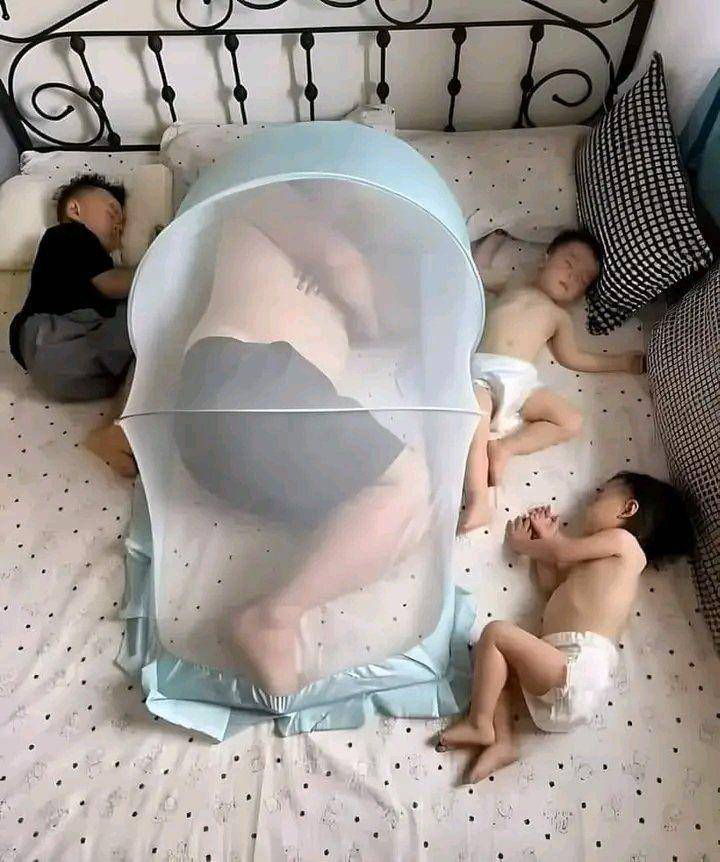 foto lucu bapak jagain bayi tidur (x.com/insaneposes)