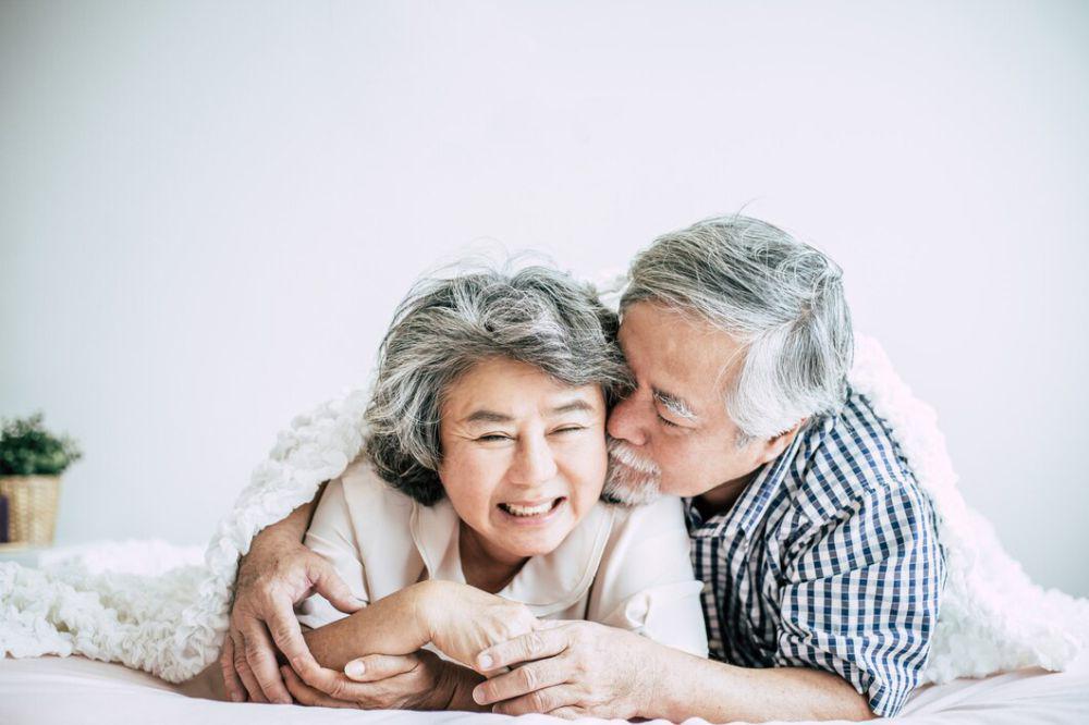 5 Tips Menikmati Seks setelah Menopause, Biar Tetap Intim!