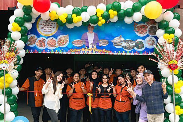 7 Potret Pembukaan Warung Makan Ayah Ojak, Impian sejak Lama