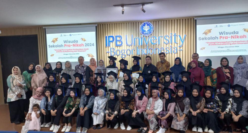 Wisuda peserta sekolah Pranikah IPB University di kampus IPB Dramaga, Kabupaten Bogor, Jawa Barat, Minggu (3/11/2024). (Humas Pemkab Bogor).