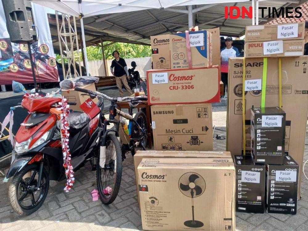 Hadiah untuk pengunjung pasar rakyat di Bantul.(IDN Times/Daruwaskita)