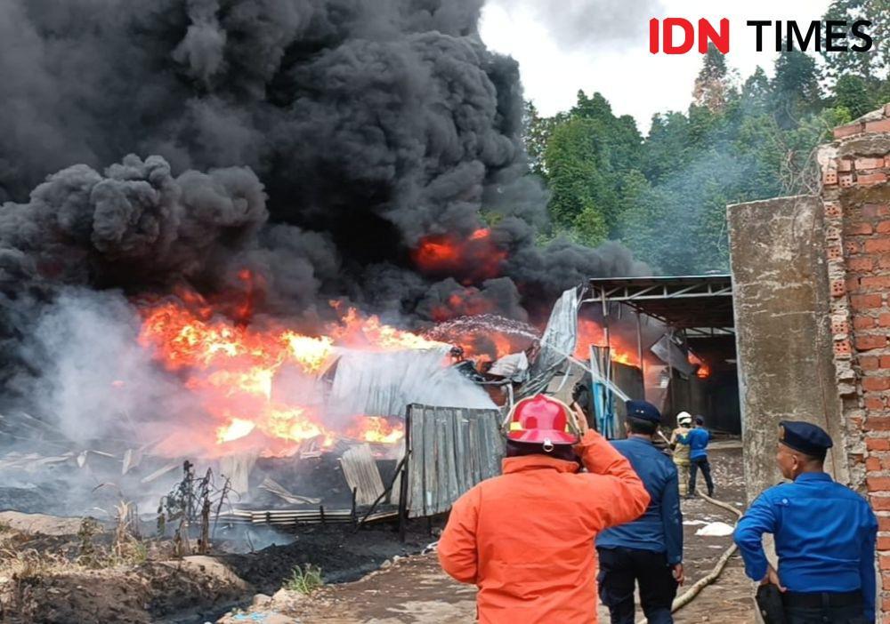 Heboh! Gudang Penampungan BBM Solar di Bandar Lampung Terbakar