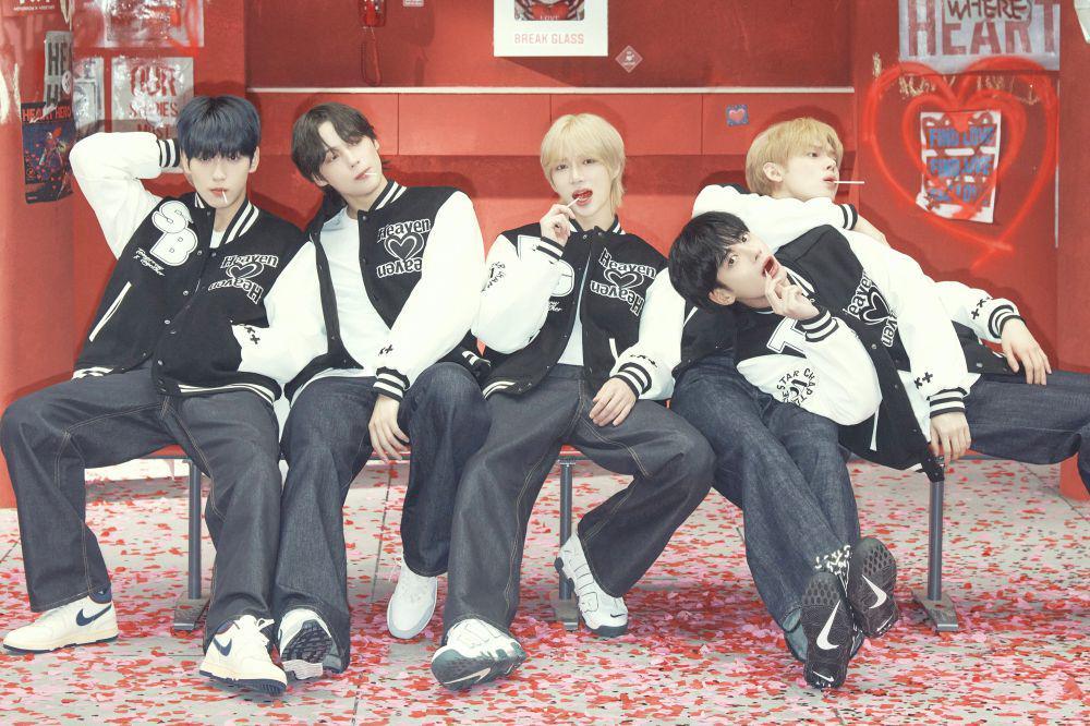 Perbandingan Dua MV 'Over the Moon' Milik TXT, Ada Perbedaan Emosi!