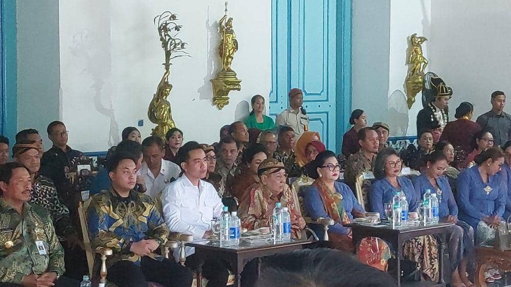Wapres Gibran Rakabuming Raka meninjau proyek pembangunan Alun-Alun Utara Keraton Solo. (Dok/Istimewa)