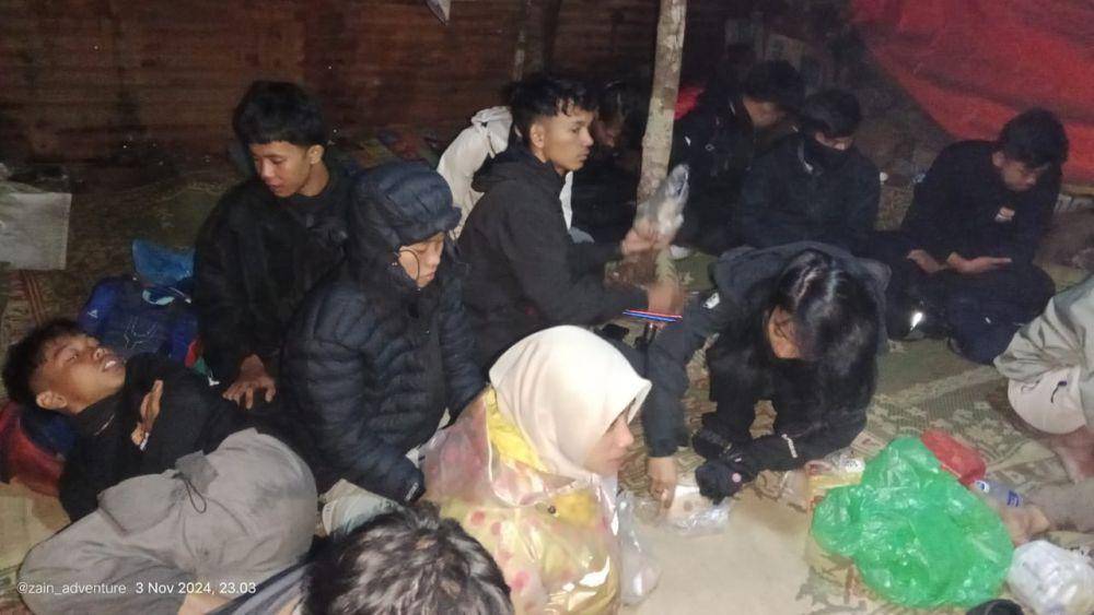 Kelima pendaki yang mengalami hipotermia adalah Nisa dari Semarang, Aulia dari Magetan, Anisa dari Karanganyar, Lia dari Semarang, dan Dwi dari Jepara. IDN Times/ Relawan AGL