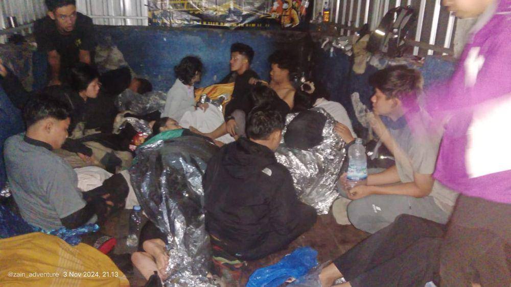 Kelima pendaki yang mengalami hipotermia adalah Nisa dari Semarang, Aulia dari Magetan, Anisa dari Karanganyar, Lia dari Semarang, dan Dwi dari Jepara. IDN Times/ Relawan AGL