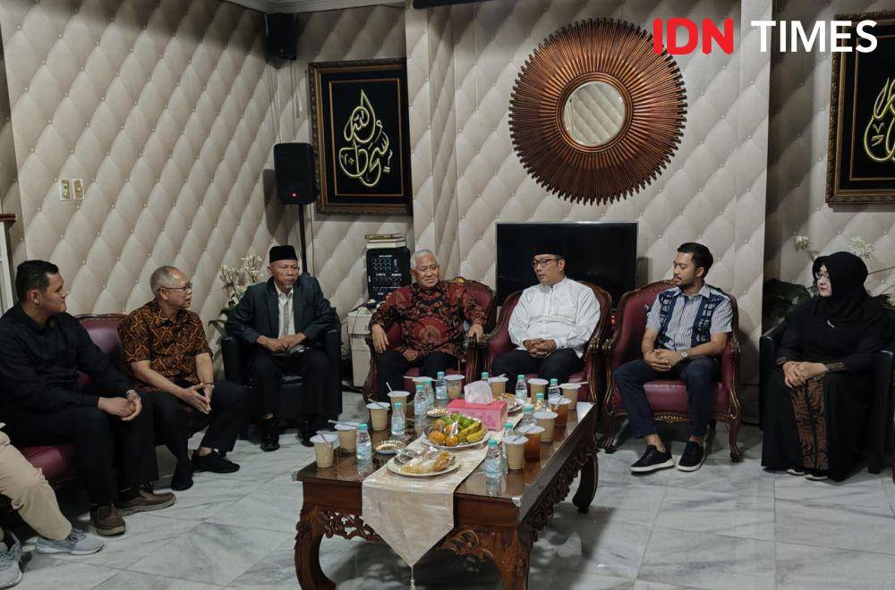 Ridwan Kamil sambangi rumah mantan Ketua Umum PP Muhammadiyah, Muhammad Sirajuddin Syamsuddin alias Din Syamsuddin (IDN Times/Yosafat Diva Bayu Wisesa)