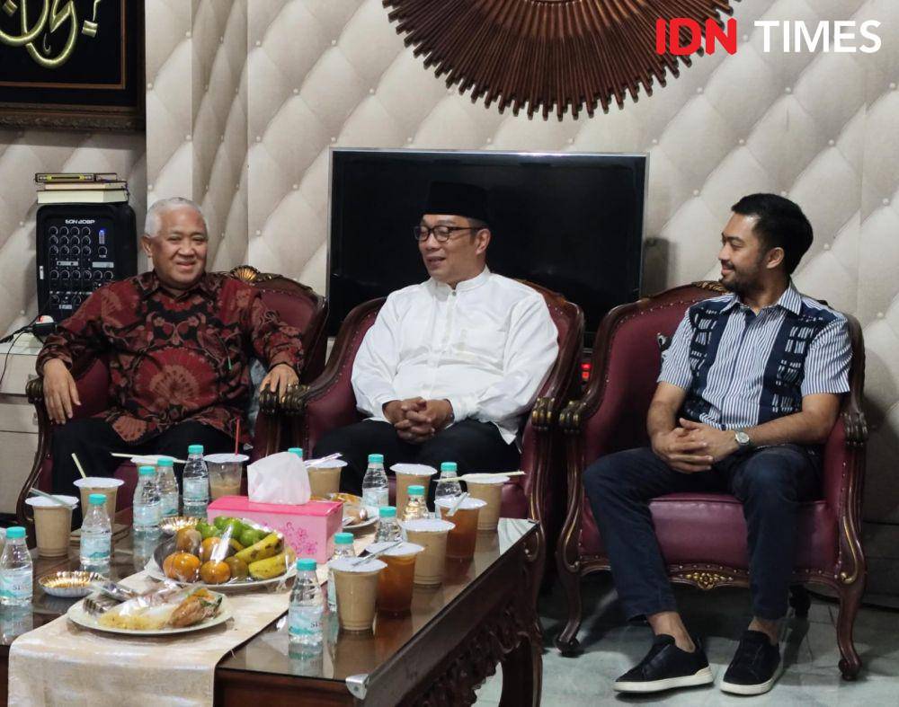 Ridwan Kamil sambangi rumah mantan Ketua Umum PP Muhammadiyah, Muhammad Sirajuddin Syamsuddin alias Din Syamsuddin (IDN Times/Yosafat Diva Bayu Wisesa)