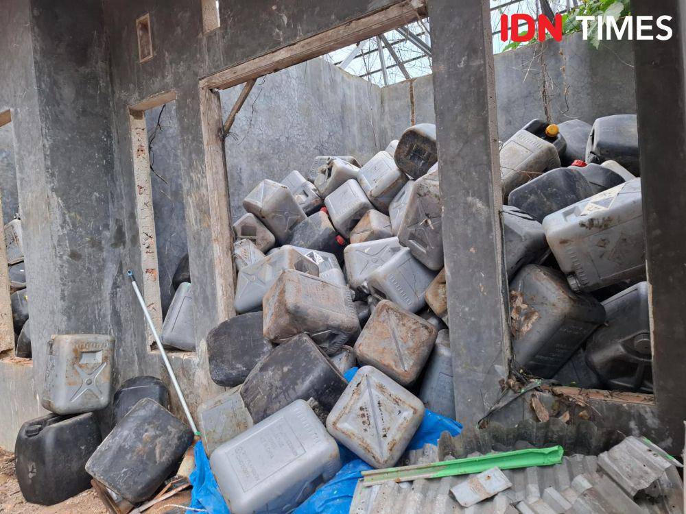 Kebakaran gudang BBM solar di Kelurahan Keteguhan, Tanjungkarang Timur, Bandar Lampung. (IDN Times/Tama Yudha Wiguna).