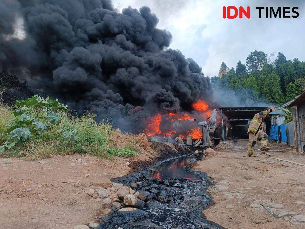 Kebakaran gudang BBM solar di Kelurahan Keteguhan, Tanjungkarang Timur, Bandar Lampung. (IDN Times/Tama Yudha Wiguna).