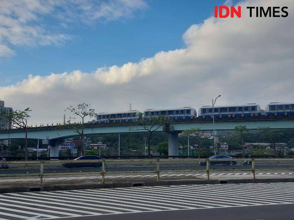 Kereta MRT Taipei Metro yang beroperasi di sekitar stasiun Maokong. (IDN Times/Santi Dewi)