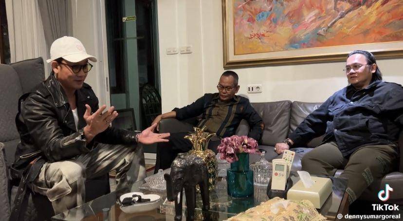 potret Denny Sumargo datangi rumah Farhat Abbas (tiktok.com/dennysumargoreal)