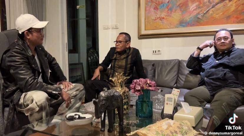 potret Denny Sumargo datangi rumah Farhat Abbas (tiktok.com/dennysumargoreal)