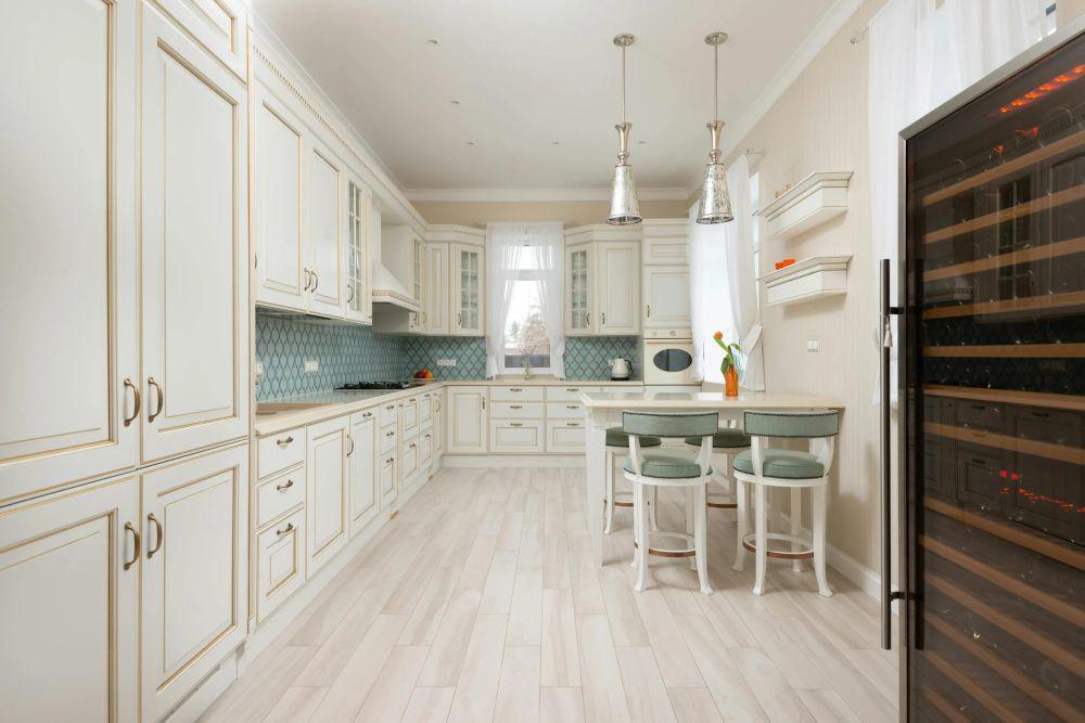 inspirasi penggunaan lantai vinyl di area dapur (pexels.com/Max Vakhtbovycn)
