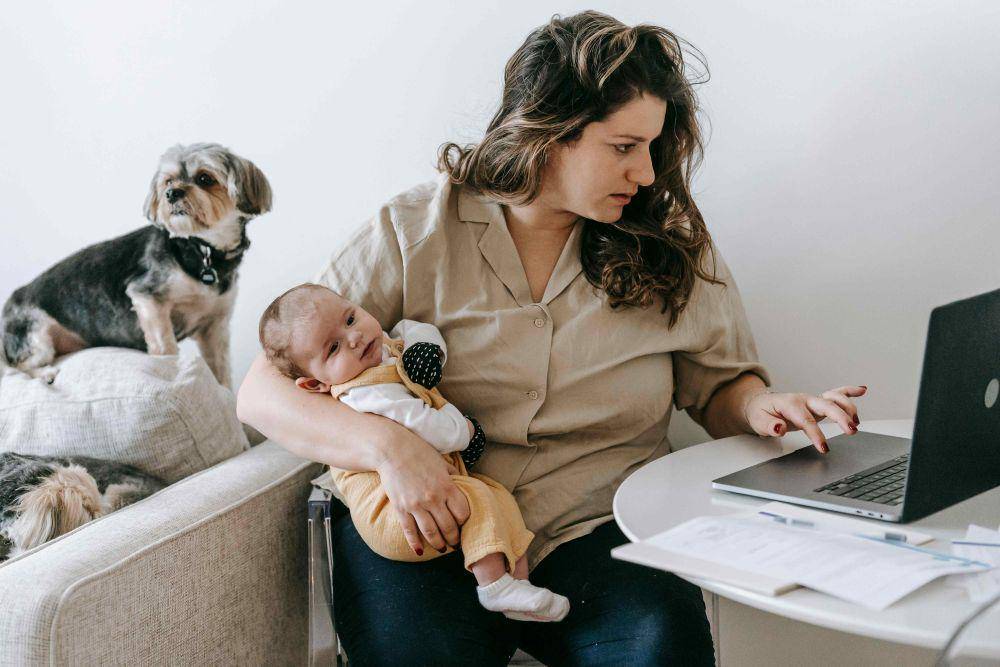 ilustrasi ibu dan anak (pexels.com/Sarah Chai)